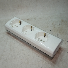 BROCO Stop Kontak 3 Lubang – 1533055NCP