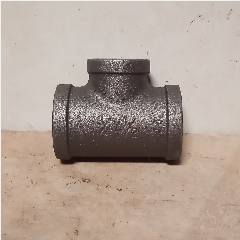 Reducer Tee Besi Drat Hitam 3/4″ x 1/2″