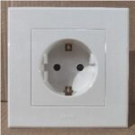 SIMON E3 301687 Socket Schuko Putih (100)